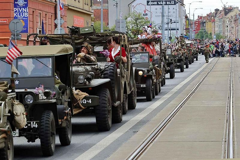 Plzní projel Konvoj svobody. Stovky kusů historické vojenské techniky v neděli projely z Bor do centra města. Ulice lemovaly tisíce diváků.
