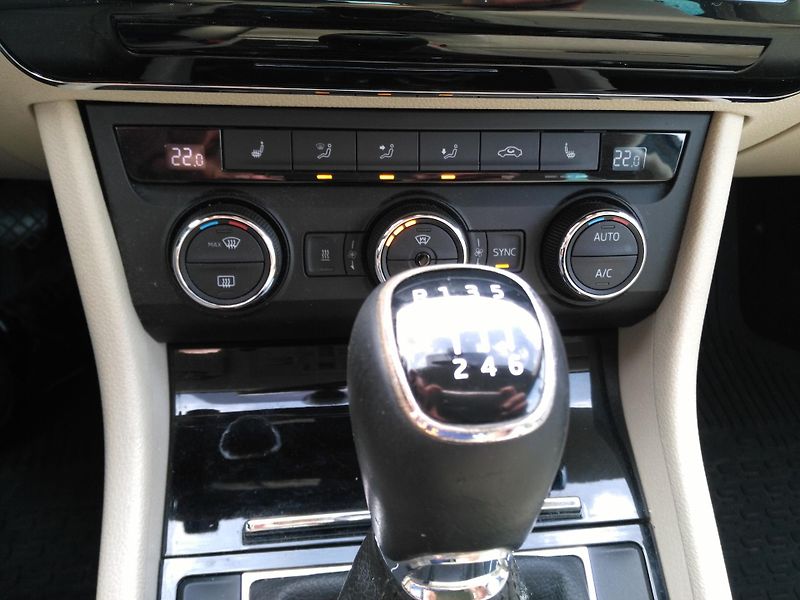 Škoda Superb 2,0 TDI /110 kW/ - fotka 17 z 33
