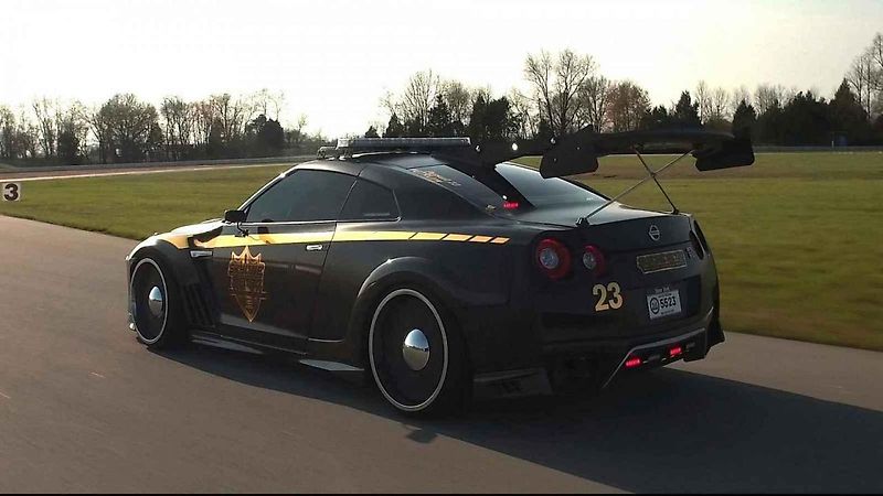 Nissan GT-R upravený podle policejních aut.