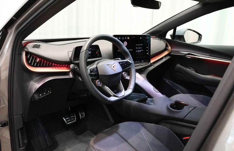 Cupra Tavascan (2024) Kamera Ambient Park asistent - fotka 11 z 18