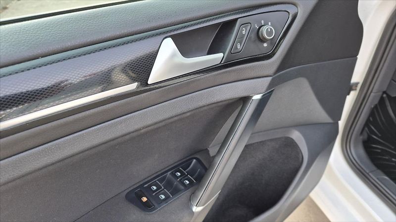 Volkswagen Golf 1,6 TDI DSG COMFORTLINE ČR - fotka 16 z 23