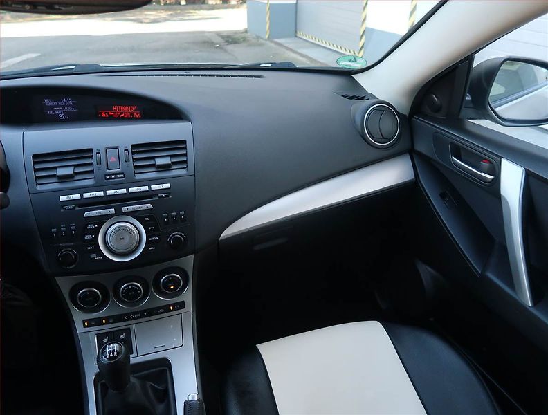 Mazda 3 (2011) 1.6, Tempomat, Park. senzory - fotka 8 z 17