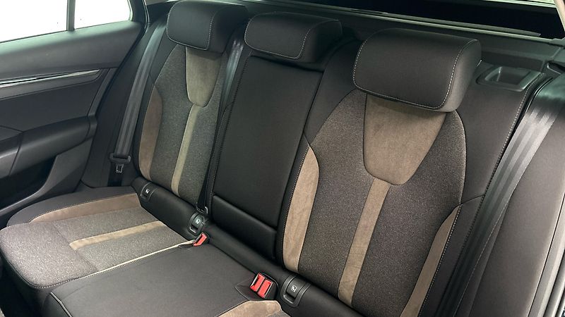Škoda Octavia 2.0 TDI DSG 4x4 Scout Combi - fotka 16 z 28