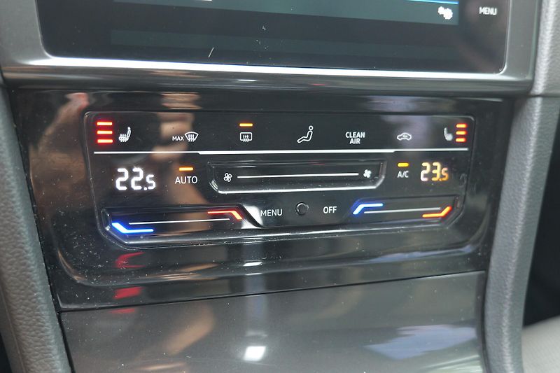 Volkswagen Golf 1.5 TSI DSG CarPlay ACC Senzor - fotka 23 z 31