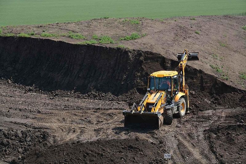 Pokládka betonové vrstvy vozovky je milníkem stavby dálnice D1 na úseku Říkovice - Přerov. Stavebníci ji zahájili tento týden.