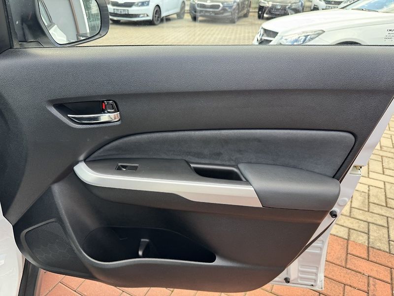 Suzuki Vitara (2016) 1.6i VVT Comfort Plus LED Navi - fotka 20 z 50