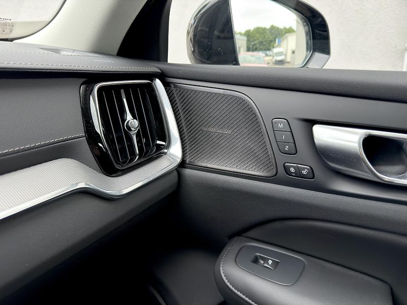 Volvo S60 T8 AWD ULTIMATE DARK // 335 kW - fotka 20 z 39