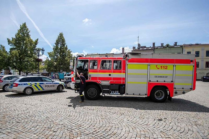 Záchranné složky policie a hasičů na frýdeckém náměstí, 17. června 2024, Frýdek-Místek.