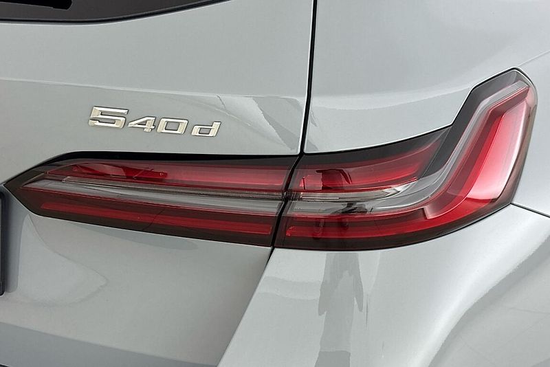 BMW Řada 5 540d xDrive Touring - fotka 5 z 24