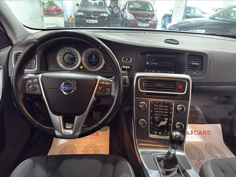 Volvo S60 1,6   T3 SUMMUM XENON BLIS - fotka 23 z 33