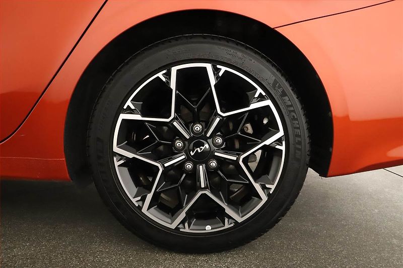 Kia Ceed (2023) 1.5 T-GDI - fotka 16 z 16