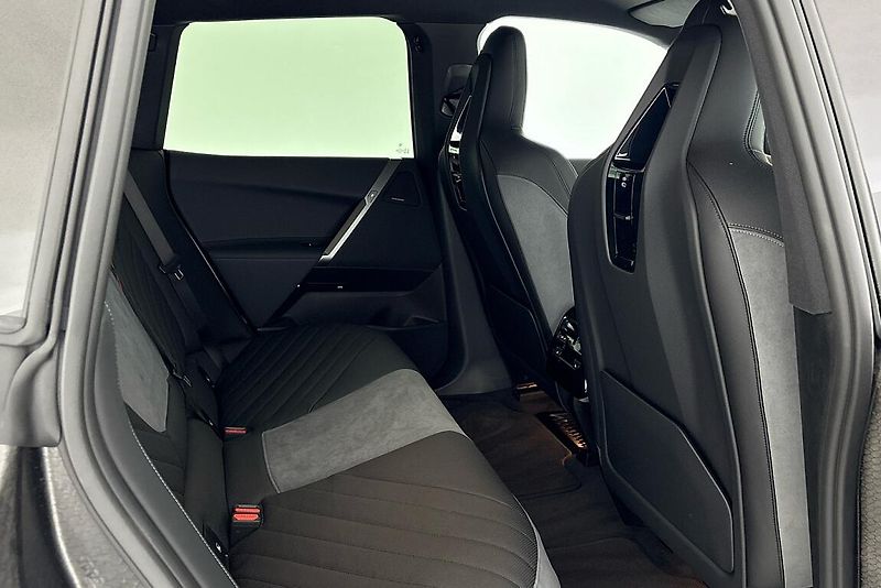 BMW iX xDrive45 - fotka 12 z 24