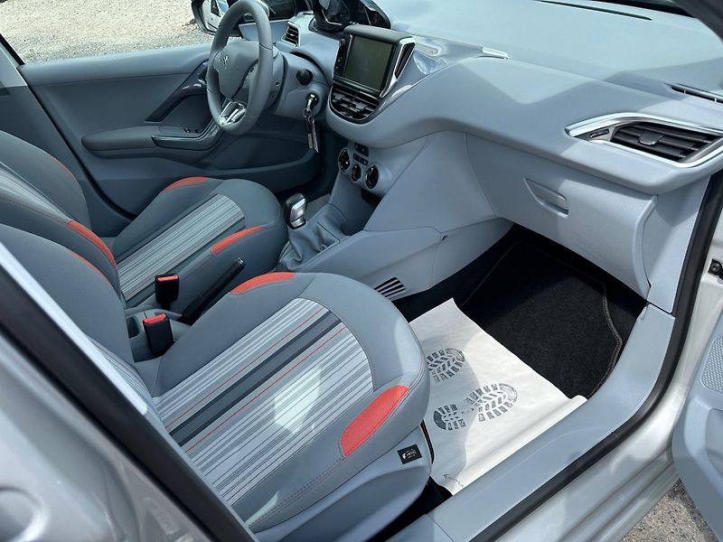 Peugeot 208 (2014) 1.2i 60kw - fotka 14 z 23