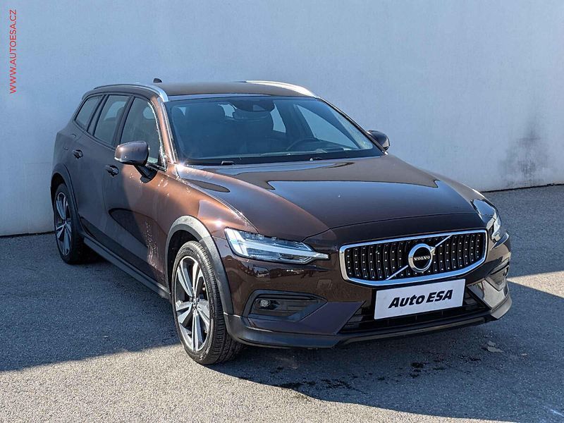 Volvo V60 (2019) 2.0D 4x4, Cross Country, AT - fotografie inzerátu