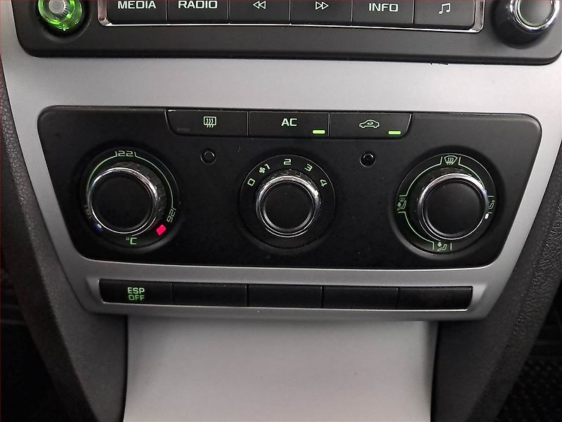 Škoda Octavia (2009) Ambiente 1.9 TDI, nová STK - fotka 13 z 16