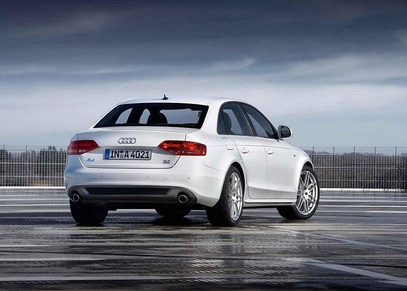 Audi A4 se v první generaci chlubila nápaditými propagačními snímky.