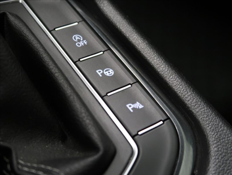 Volkswagen Tiguan 2,0 TDI DSG 4MOTION R-LINE - fotka 35 z 55