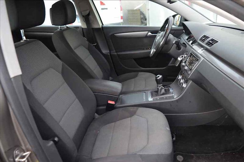Volkswagen Passat (2012) VARIANT 2,0 TDI - fotka 23 z 26