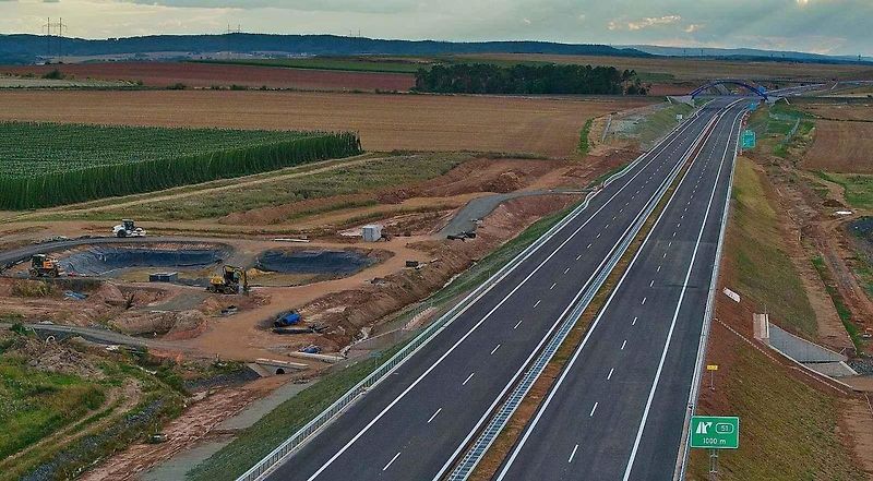 Některé části dálnice D6 u Hořesedel jsou téměř hotové.