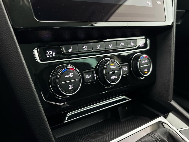 Volkswagen Passat R-Line DSG - fotka 19 z 32