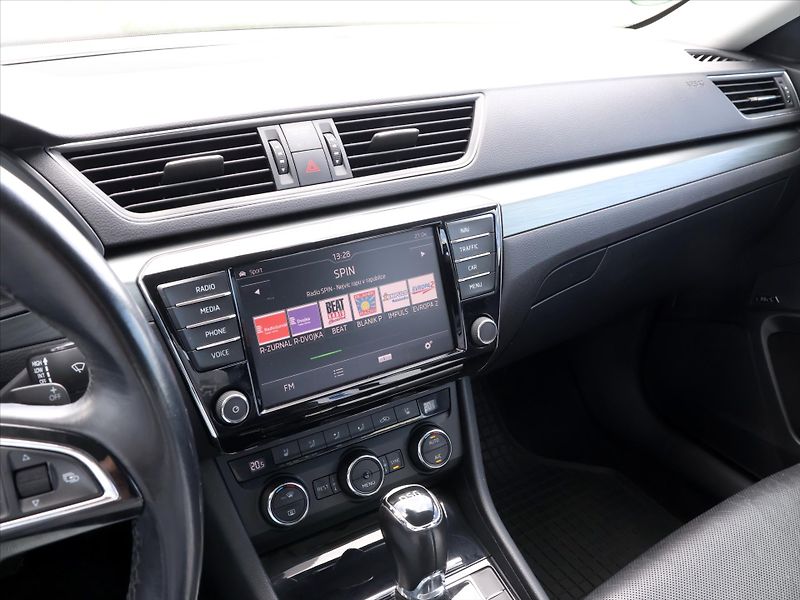 Škoda Superb 2,0 TDI 140kW DSG Style Plus - fotka 18 z 29