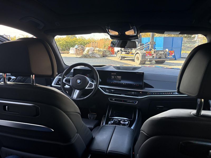 BMW X7 (2024) xDrive 40i - fotka 27 z 33
