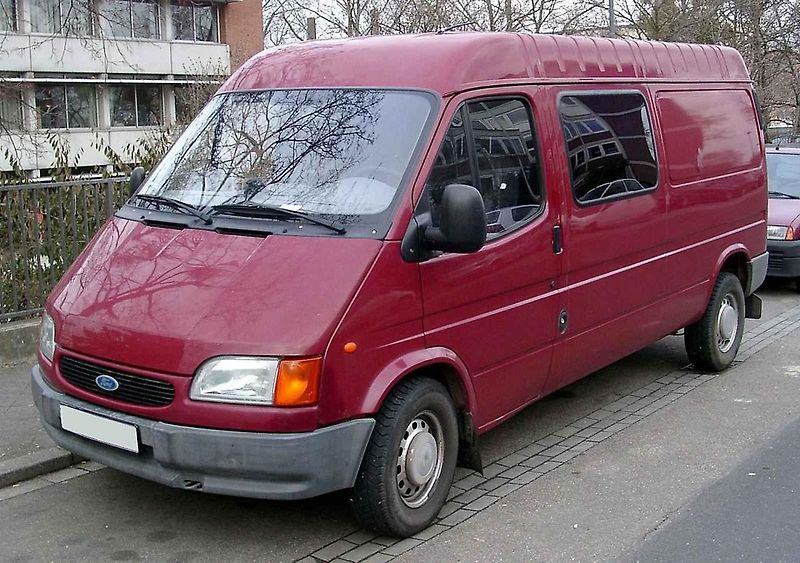 Legendární Ford Transit si zahrál hlavní roli v nové rodinné komedii. Na snímku je herec Lukáš Příkazký při natáčení jedné ze scén.