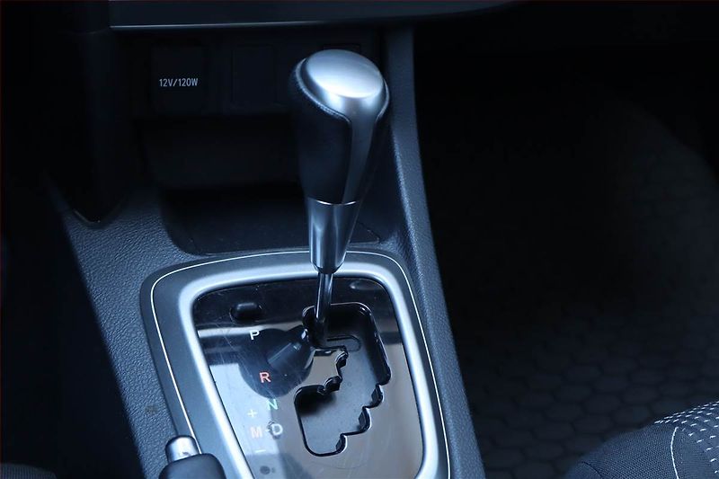 Toyota Auris (2013) 1.6 Valvematic, Automat, Navi - fotka 13 z 24