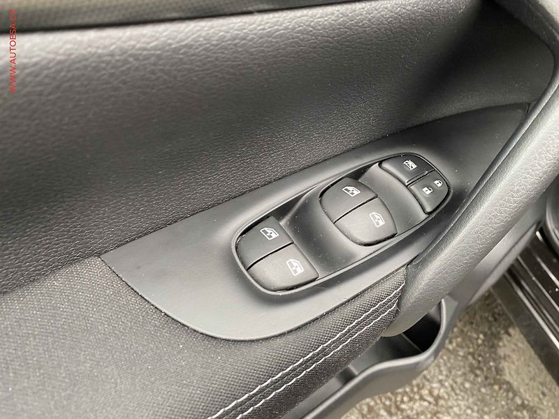 Nissan Qashqai (2018) 1.2 DIG-T, Panor, navi - fotka 13 z 17