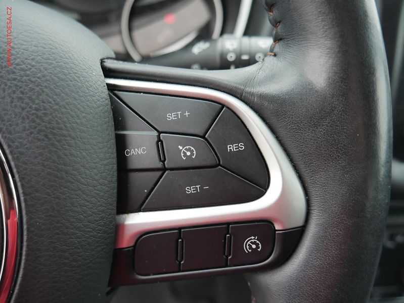 Jeep Compass (2018) 1.6 M-Jet, ČR, Longitude - fotka 19 z 21