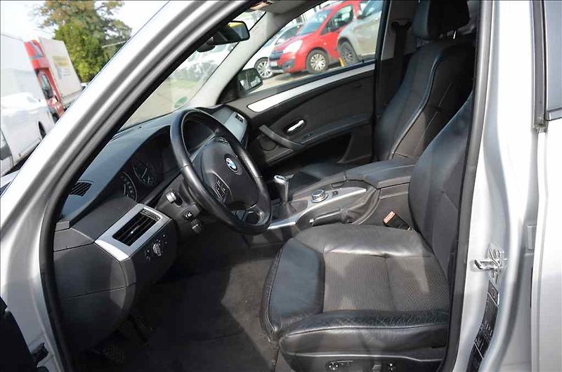 BMW Řada 5 (2008) 560 TOURING - fotka 11 z 33