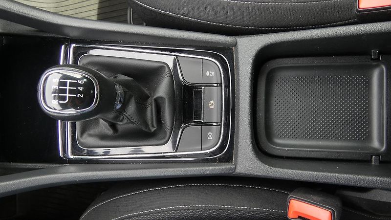 Škoda Karoq 1,0 TSI Ambition - fotka 17 z 22