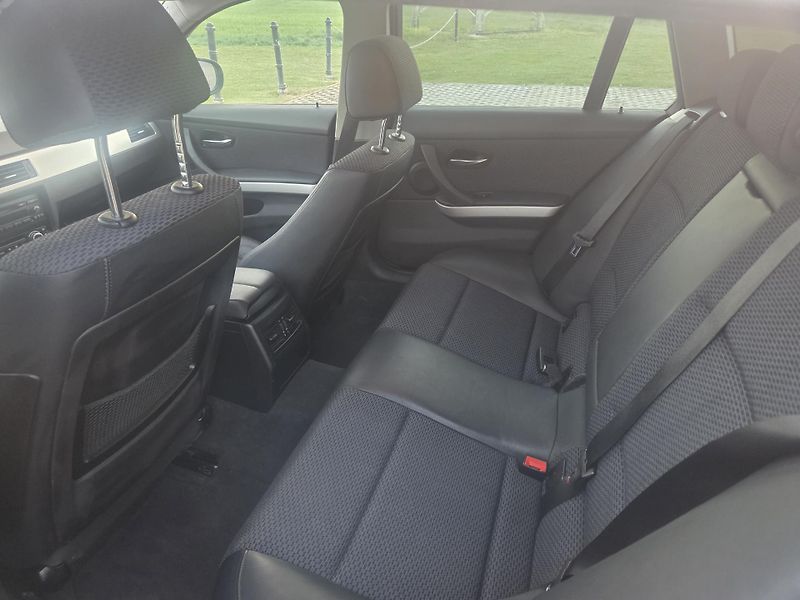 BMW Řada 3 (2009) 320d, 130 kW,2.sada kol,manual - fotka 14 z 25