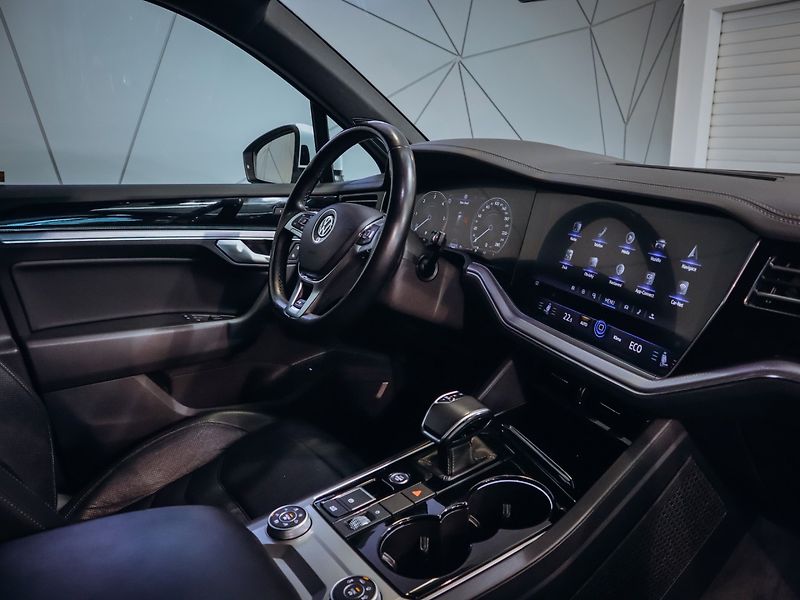Volkswagen Touareg 3.0TDI V6 R-line 210 kW - fotka 26 z 31