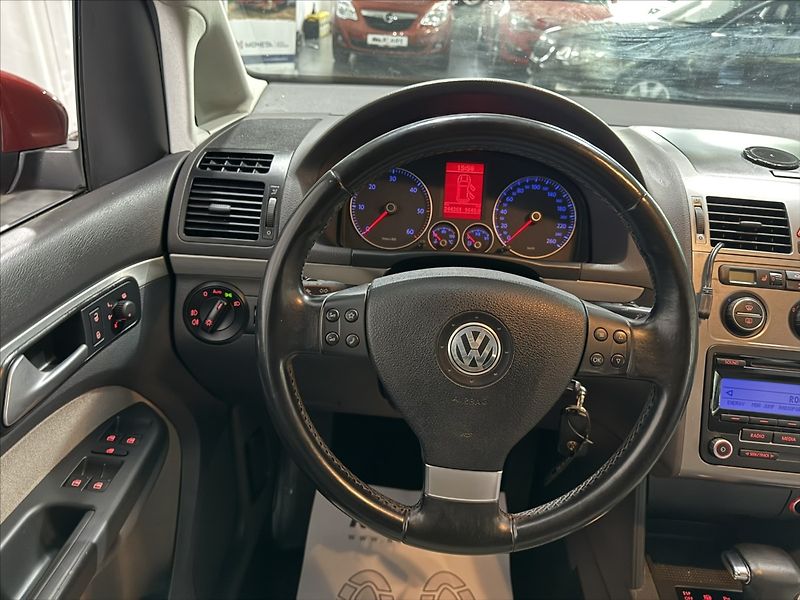 Volkswagen Touran 2,0   TDI DSG 103KW HIGHLINE - fotka 23 z 34