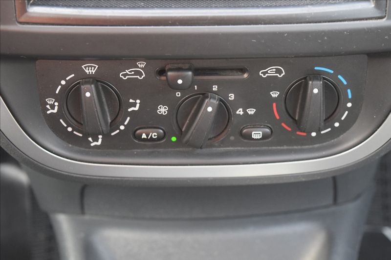 Citroën C3 1,4 i 54KW ALU NÍZKÝ NÁJEZD KM - fotka 28 z 35