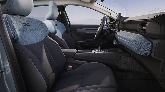 Palubní deska je částečně pokryta textilem., zdroj: Se svolením Dacia