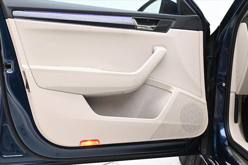 Škoda Superb 2,0 TDI 110kW DSG Style Záruka - fotka 25 z 33