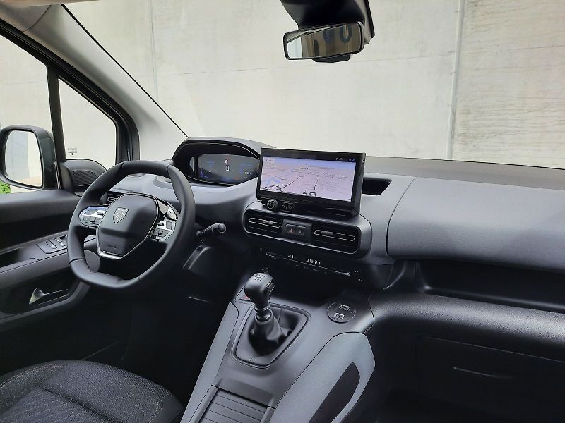Peugeot Rifter (2026) LONG ALLURE BlueHDi 130 MAN6 - fotka 15 z 16