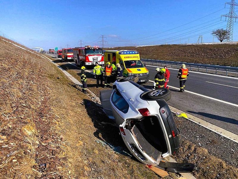 Na 65. kilometru ve směru na Strakonice havaroval osobní automobil s přívěsem.