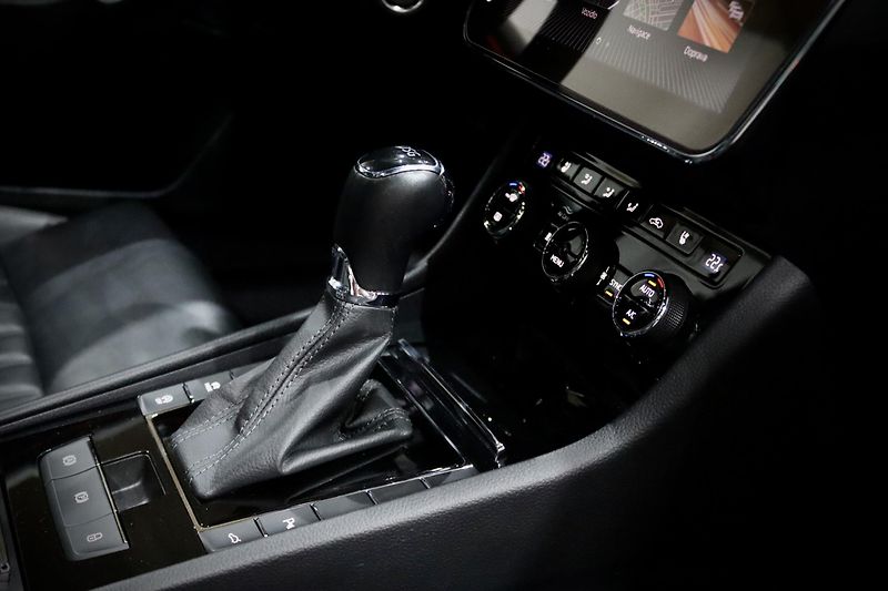 Škoda Superb 3 FL 2.0 TSI 140 kW DSG L&K  - fotka 21 z 52