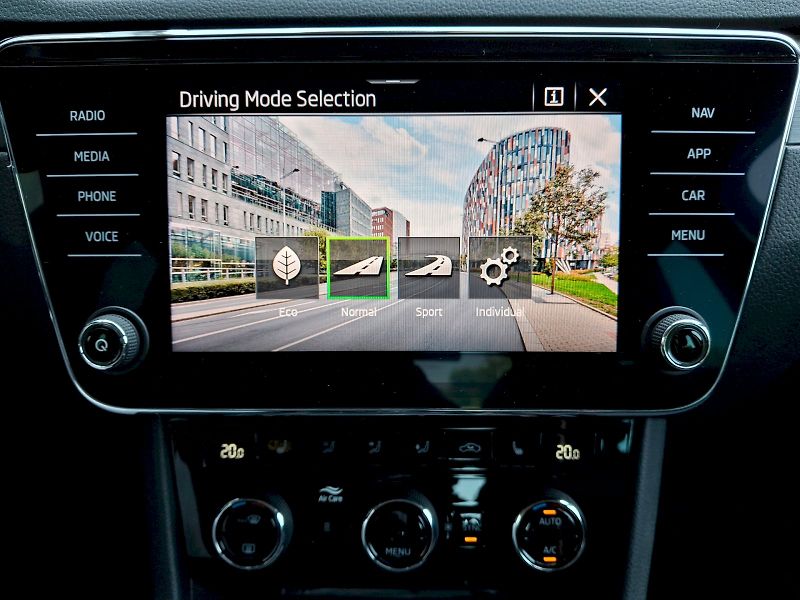 Škoda Superb (2022) Style Plus Top 2,0TDi 110kW - fotka 28 z 35