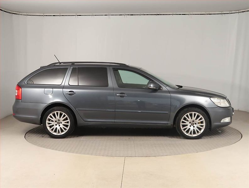 Škoda Octavia (2010) Elegance 2.0 TDI, Xenony - fotka 6 z 15