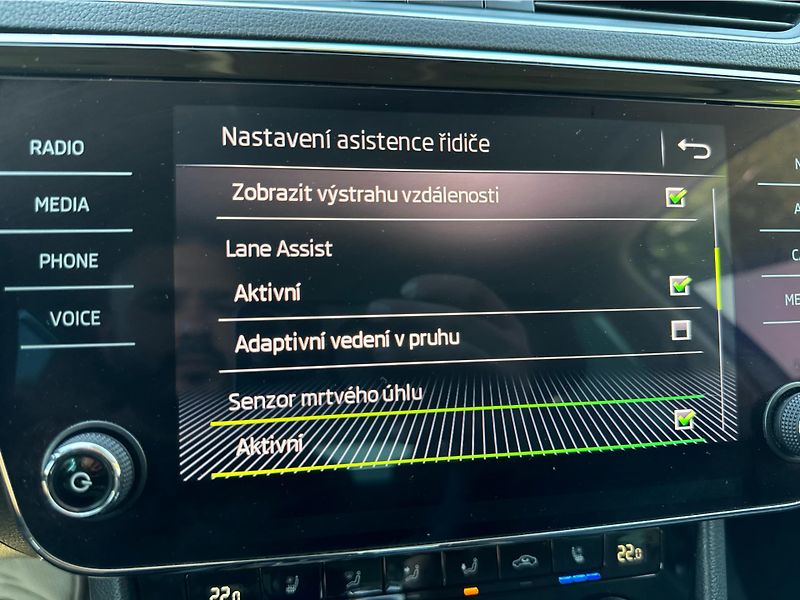 Škoda Superb Combi Grt L&K TD 140/2.0 A7A 4 - fotka 14 z 27