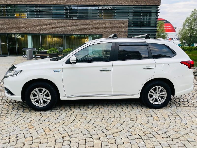Mitsubishi Outlander 2.4i+HYBRID 4x4 SERVISKA TAŽNÉ - fotka 18 z 53