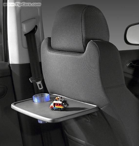 Zepředu žádná změna. Altea XL má typickou tvář současných modelů Seat se stěrači ukrytými do předních sloupků karosérie.
