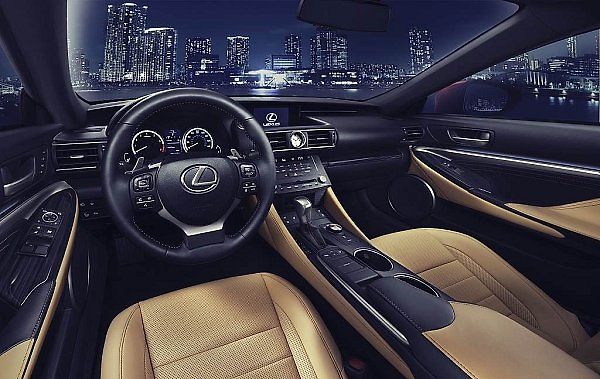 Lexus RC.