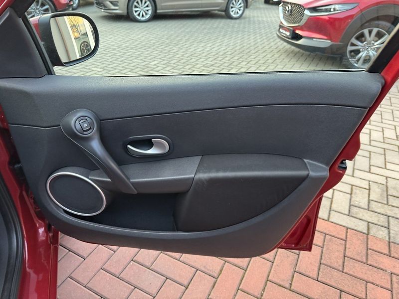 Renault Clio (2009) 1.2i 55kW Klima Výhřev Sedadel - fotka 16 z 46