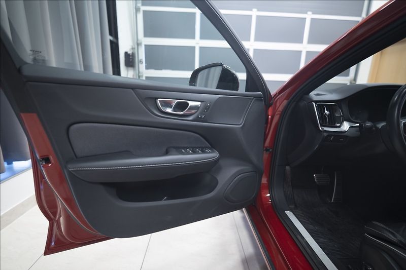 Volvo V60 2,0 D4 R-DESIGN NAVI KAMERA ČR - fotka 18 z 40
