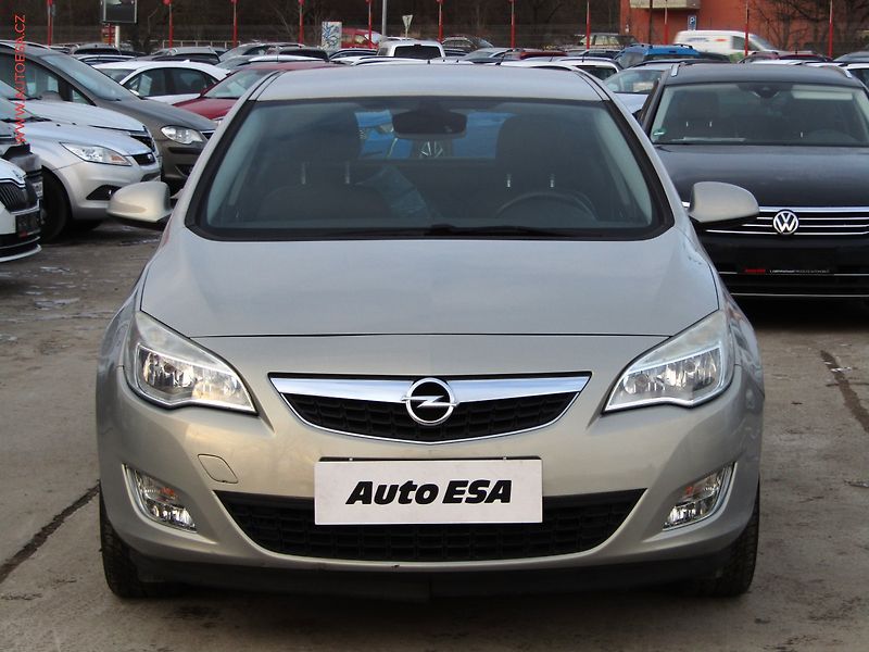 Opel Astra (2010) 1.4i, 2.maj,ČR, AC, navi - fotka 2 z 17
